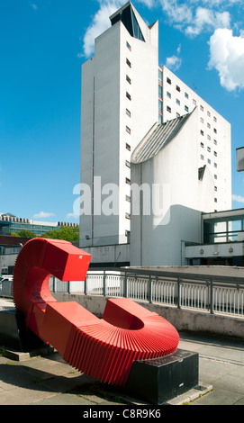 Das Barnes Wallis Building und die Skulptur "Generation of Possibilities" von Paul Frank Lewthwaite, University of Manchester, England, Großbritannien Stockfoto