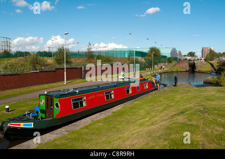 Ein Narrowboat in eine Sperre für Ashton Canal, Clayton, Eastlands, Manchester, England, UK Stockfoto