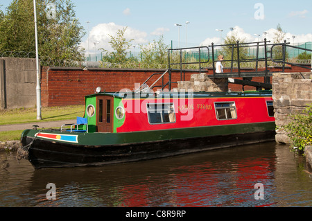 Ein Narrowboat verlassen eine Sperre auf Ashton Canal, Clayton, Eastlands, Manchester, England, UK Stockfoto