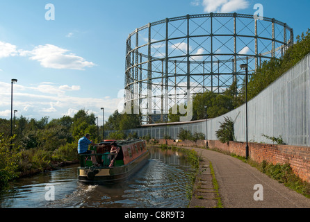 Ein Narrowboat auf Ashton Canal, Clayton, East Manchester, England, UK.  Im Rahmen des Gasspeichers hinter. Stockfoto