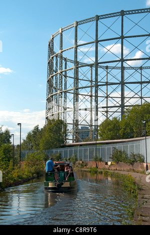 Ein Narrowboat auf Ashton Canal, Clayton, East Manchester, England, UK.  Im Rahmen des Gasspeichers hinter. Stockfoto