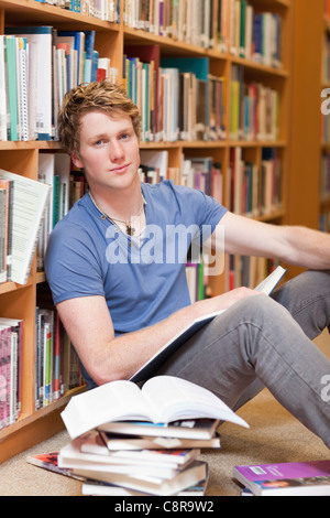 Porträt eines männlichen Studenten mit einem Buch Stockfoto