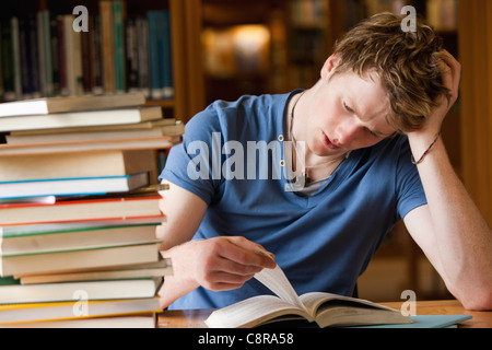 Müde Mann liest ein Buch Stockfoto
