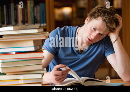 Müde Mann mit einem Buch Stockfoto