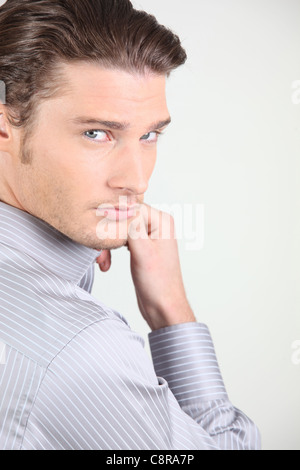 Junger Mann, elegant und charismatisch Stockfoto