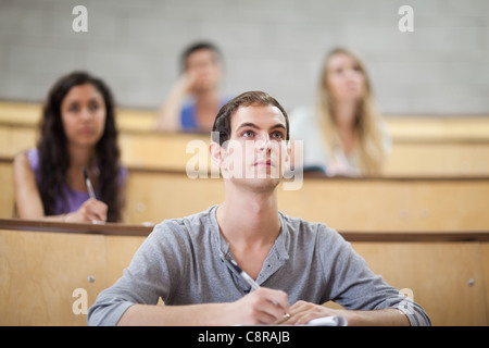 Schüler hören während einer Vorlesung Stockfoto