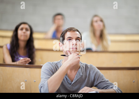 Ernsthafte Studenten hören während einer Vorlesung Stockfoto