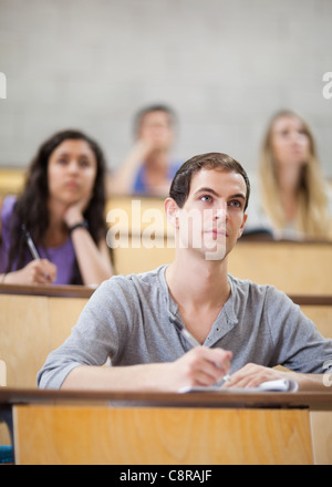 Ernsthafte Studenten hören während einer Vorlesung Stockfoto