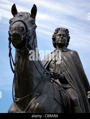 Nahaufnahme einer historischen Bronze-Statue von Königin Elizabeth II. Stockfoto