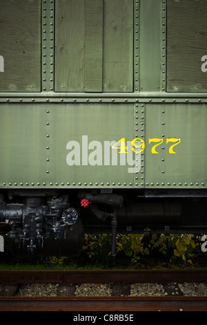 Eine Nahaufnahme eines Teils der ein grün, antiken Zug-Auto, das mit der Nummer 4977 vernagelten hat schon auf der Seite gedruckt. Stockfoto