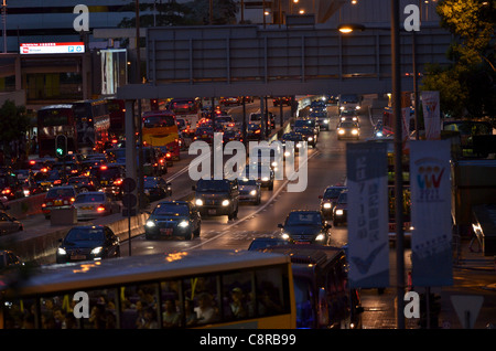 Ein Stau von Autos und Busse an einer befahrenen Straße in Central. Stockfoto