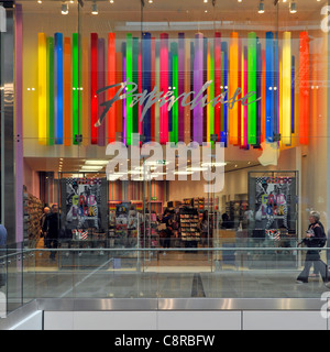 Bunte Schnitzeljagd Schreibwaren & Grußkarten shop vorne in einer Mall an der Westfield Shopping Centre in Stratford City Newham East London England Großbritannien Stockfoto