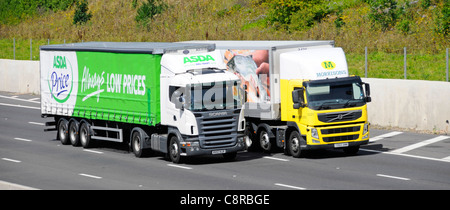 ASDA Supermarkt Lieferung LKW und Anhänger überholen einem ähnlichen Morrisons LKW beide Anzeigen Werbegrafik Stockfoto