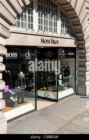 Auf Moss Bros retail business shop Regent Street London ebenfalls ein Beispiel für Pflaster lichter Keller Keller London England Großbritannien Stockfoto