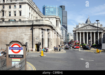 Die Bank von England (links) & Royal Exchange Fassade (rechts) in der City von London Financial District mit Bank Station U-zeichen England Großbritannien Stockfoto