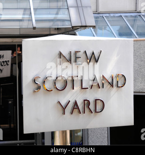 Drehbares dreiseitiges Schild am New Scotland Yard vor dem Metropolitan Police HQ Gebäude am Broadway in der Stadt Westminster London England UK Stockfoto