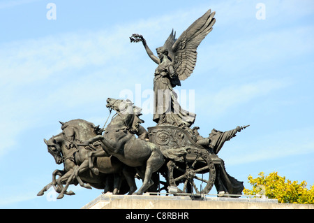 In der Nähe der bronze Quadriga Wagen oben Wellington Arch ein triumphbogen auch als Verfassung Arch am Hyde Park Corner London England UK bekannt Stockfoto