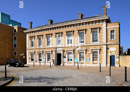 Brick vorderen Fassade & Eingang zum Greenwich Bahnhof mit Zugang zu den Docklands Light Railway Station Black Cab Taxi warten London England Großbritannien Stockfoto