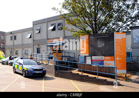 NHS Walk in Centre & Ärzte Notfall Ambulanz Auto Parken neben temporären Gebäuden das Royal London Hospital Whitechapel East London England UK Stockfoto