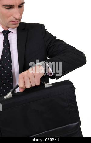 Ein Geschäftsmann Uhrzeit kontrollieren. Stockfoto