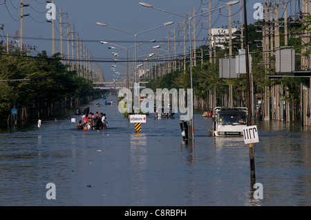 Bangkok Einwohner fliehen Überflutung auf Phahon Yothin Road, Bangkok, Thailand auf Montag, 31. Oktober 2011. Thailand erlebt den schlimmsten Überschwemmungen seit mehr als 50 Jahren. Kredit: Kraig Lieb Stockfoto