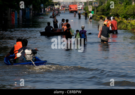 Bangkok Bewohner fliehen Überschwemmung auf Phahon Yothin Road, Bangkok, Thailand, Südostasien am Montag, den 31. Oktober 2011. Thailand erlebt die schlimmste Überschwemmung in mehr als 50 Jahren. Credit: Kraig Lieb/Alamy leben Nachrichten Stockfoto