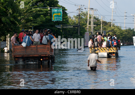 Bangkok Einwohner fliehen Überflutung auf Phahon Yothin Road, Bangkok, Thailand auf Montag, 31. Oktober 2011. Thailand erlebt den schlimmsten Überschwemmungen seit mehr als 50 Jahren. Stockfoto