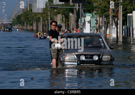 Bangkok Bewohner fliehen Überschwemmung auf Phahon Yothin Road, Bangkok, Thailand am Montag, den 31. Oktober 2011. Thailand erlebt die schlimmste Überschwemmung in mehr als 50 Jahren. Photo Credit: Kraig Lieb/Alamy Leben Nachrichten. Stockfoto