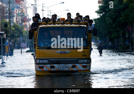 Die Bewohner Bangkoks fliehen am Montag, den 31. Oktober 2011, auf der Phahon Yothin Road, Bangkok, Thailand vor Überschwemmungen. Thailand erlebt die schlimmsten Überschwemmungen seit mehr als 50 Jahren. © Kraig Stockfoto