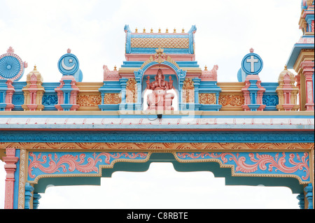 Hindu-Gottheit Torbogen gegen blauen Himmel gemalt. Puttaparthi, Andhra Pradesh, Indien Stockfoto