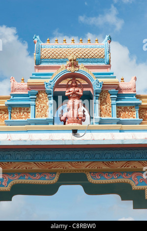 Hindu-Gottheit Torbogen gegen blauen Himmel gemalt. Puttaparthi, Andhra Pradesh, Indien Stockfoto