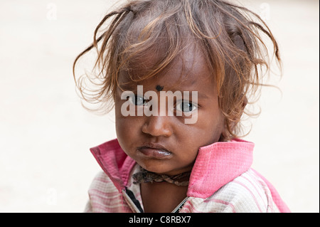 Unglücklich armer niedrigere Kaste indischen Straße Baby junge Stockfoto