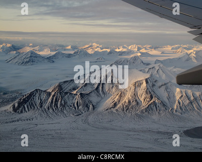 SAS Boeing 737 über Isfjord, nähert sich der Flughafen von Longyearbyen, Spitzbergen Stockfoto