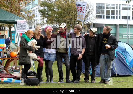 Eine kleine Gruppe von Menschen haben eine besetzen Brighton-Kampagne, Einrichten von Zelten im Bereich der Stadt in einem ähnlichen Stil zu den letzten St Pauls Cathedral Besetzung Victoria Gardens in London begonnen. Abgebildet sind die Demonstranten in Brighton, East Sussex, UK. Stockfoto