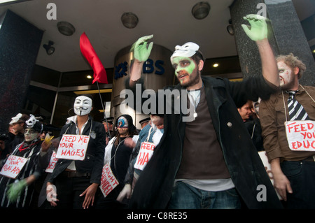 Halloween. Zombie-Banker März vom besetzen London Camp an Str. Pauls rund um den financial District. Stockfoto