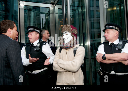 Halloween. Zombie-Banker März vom besetzen London Camp an Str. Pauls rund um den financial District. Stockfoto