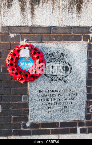 Ein Denkmal zum Gedenken an alle Seeleute verloren ihr Leben während der beiden Weltkriege mit einem Mohn Kranz aus Salford Segeln. Stockfoto