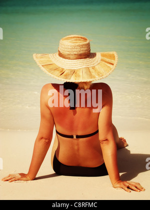 junge Frau nimmt ein Sonnenbad Stockfoto