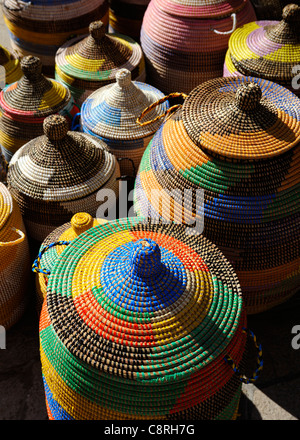 BUNTE GEFLOCHTENE KÖRBE IN A STREET MARKET MALLORCA MALLORCA SPANIEN ESPANA Stockfoto