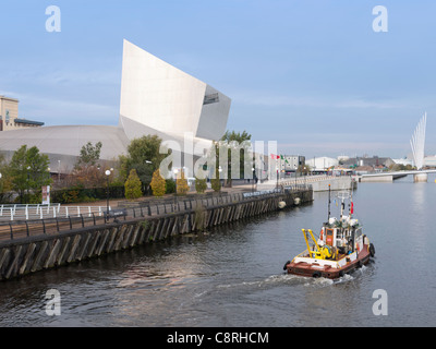 Imperial War Museum North, Boot Salford Quays, Manchester mit Ruck von Lowry Brücke Stockfoto