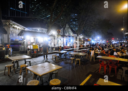 Lau Pa Sat - am alten Markt jetzt voll von Hawker Food Stände in Singapur, in der Nacht Stockfoto