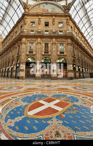 Mosaikboden in der Vittorio Emanuele II Galerie mit Prada Boutique im Hintergrund. Mailand, Italien. Stockfoto