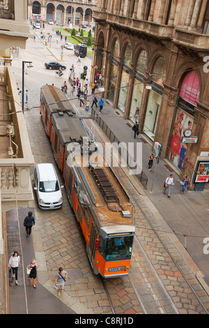 Blick von oben auf eine Straßenbahn, die die Giuseppe Mazzini Straße im historischen Zentrum von Mailand, Italien, hinauffährt. Stockfoto