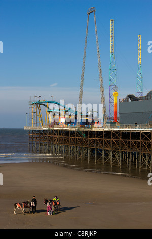 Blackpool South Pier mit Esel reitet am Strand Stockfoto