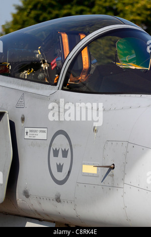 Eine schwedische Luftwaffe Saab JAS-39 Gripen Kampfjet mit den "drei Kronen" Insignia Cockpit Stockfoto