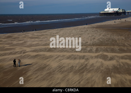 Trockenem Sand in die Luft gesprengt in nassen Sand am Strand, Blackpool, UK Stockfoto