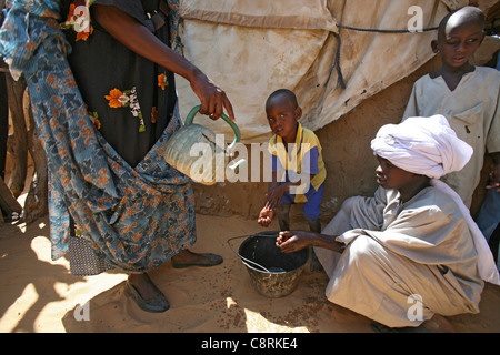 Wasser in einem sudanesischen Refugeecamp im Tschad Stockfoto