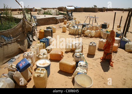 Wasser in einem sudanesischen Refugeecamp im Tschad Stockfoto