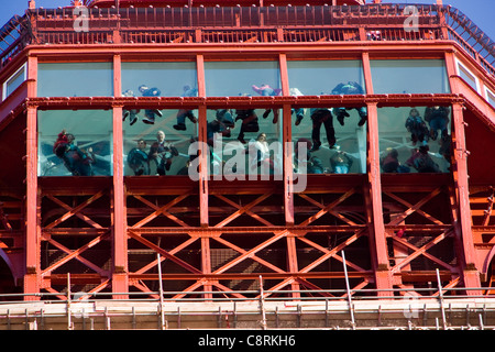 Menschen zu Fuß auf dem Glas-Boden-Skywalk von The Blackpool Eye, Bestandteil der Blackpool Tower in Blackpool, Großbritannien Stockfoto