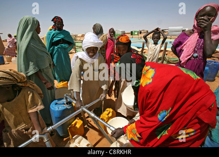 Wasser in einem sudanesischen Refugeecamp im Tschad Stockfoto